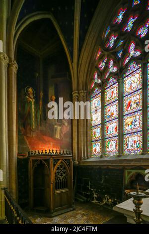 Confessionale nella navata nord, Cattedrale gotica di Saint-Corentin, città vecchia di Quimper, dipartimento Finistere, regione Bretagna, Francia Foto Stock