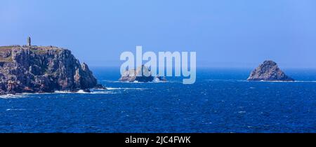 Vista dalla Pointe de Toulinguet alla Pointe de Pen Hir con le rocce Tas de POIs e il Monumento aux Bretons, vicino Camaret-sur-Mer sul Foto Stock