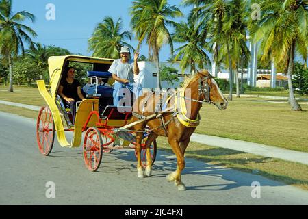Persone cubane su una carrozza trainata da cavalli, trasporto popolare, Santa Lucia, Cuba, Caraibi Foto Stock