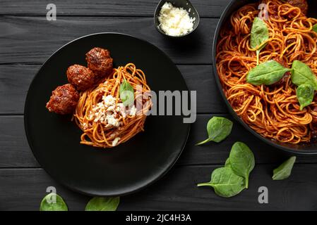 Un cibo tradizionale in Italia. La classica colazione, pranzo e cena degli italiani. Spaghetti con palle di carne su sfondo scuro Foto Stock