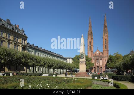 Chiesa di San Bonifacio e Memoriale di guerra di Waterloo a Luisenplatz a Wiesbaden, Assia, Germania Foto Stock