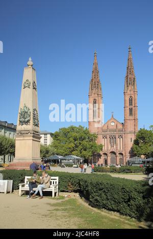 Waterloo War Memorial e Chiesa di San Bonifacio a Luisenplatz a Wiesbaden, Assia, Germania Foto Stock