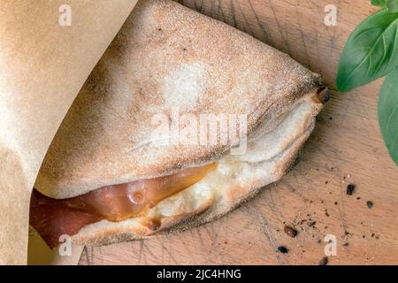 Pasta per pinsa romana e scrocchiarella gourmet cucina italiana. Piatto  tradizionale in italia. Consegna di cibo dalla pizzeria Foto stock - Alamy