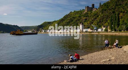 Il Reno a Loreley Harbour con vista sul castello di Katz, St. Goarshausen, Renania-Palatinato, Germania Foto Stock