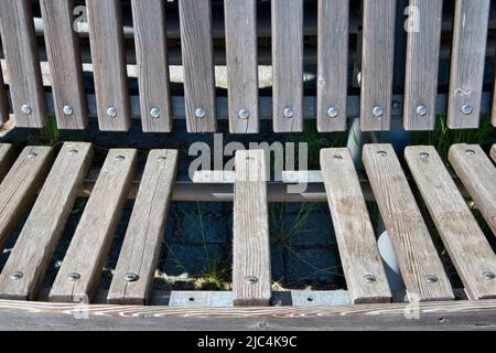vecchia panca di parcheggio rotta Foto Stock
