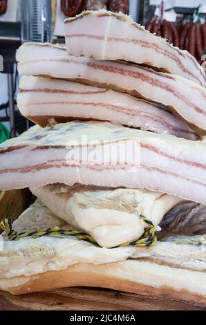 Grasso di maiale salato iberico. Pezzi esposti alla bancarella del mercato di strada Foto Stock