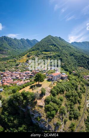 Veduta aerea della chiesa di Eremo di San Pietro su una collina che domina il lago d'Iseo, di fronte a Montisola. Marone, provincia di Brescia, Lombardia, Italia, Europa. Foto Stock