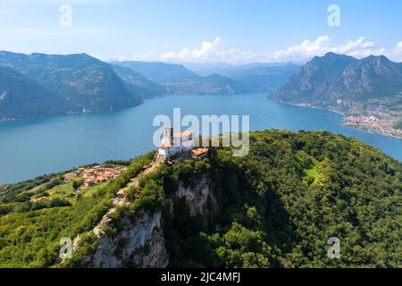 Veduta aerea del Santuario della Madonna della Ceriola sulla cima di Montisola, lago d'Iseo. Siviano, Montisolana, provincia di Brescia, Lombardia, Italia, Europa. Foto Stock