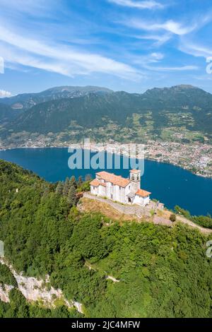 Veduta aerea del Santuario della Madonna della Ceriola sulla cima di Montisola, lago d'Iseo. Siviano, Montisolana, provincia di Brescia, Lombardia, Italia, Europa. Foto Stock