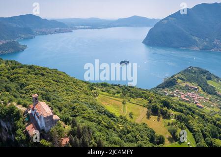 Veduta aerea del Santuario della Madonna della Ceriola sulla cima di Montisola, lago d'Iseo. Siviano, Montisolana, provincia di Brescia, Lombardia, Italia, Europa. Foto Stock