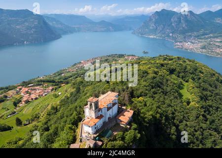 Veduta aerea del Santuario della Madonna della Ceriola sulla cima di Montisola, lago d'Iseo. Siviano, Montisolana, provincia di Brescia, Lombardia, Italia, Europa. Foto Stock