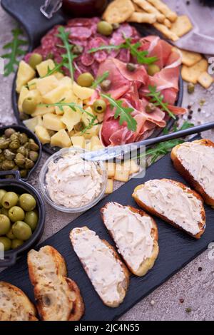 Pane con formaggio e antipasto italiano - prosciutto, bresaola, salame e parmigiano Foto Stock