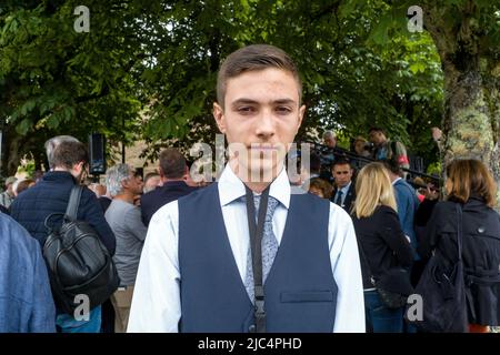 Luigi, un giovane con autismo, è venuto a vedere il presidente per aiuto nella sua scuola. Emmanuel Macron, presidente della Repubblica, è andato a Gaillac e Puycelsi nel Tarn per parlare di 'sicurezza quotidiana'. Francia, Puycelsi, 9 giugno 2022. Foto di Patricia Huchot-Boissier/ABACAPRESS.COM Foto Stock