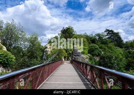 Francia, Parigi, 2022-06-09. Vista sul parco Buttes-Chaumont. Creato nel 1867 sulle ex cave di gesso, è il giardino più grande di Parigi. Foto Stock