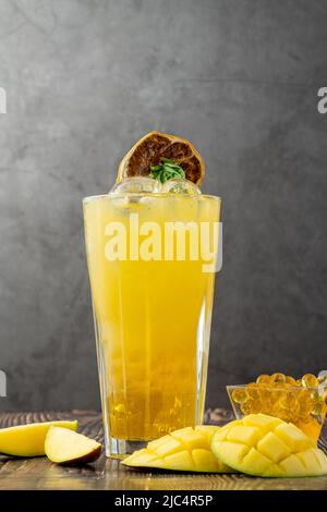 Limonata di Mango con tè a bolle su sfondo di legno scuro Foto Stock