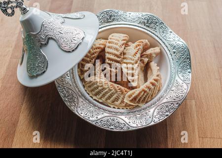 Dolci fatti in casa dalle corna di gazzelle per Ramadan. Primo piano di foto di Kaab El Ghazal appena sfornato, un dolce marocchino, Halal food. Foto Stock