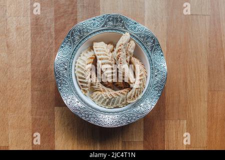 Dolci fatti in casa dalle corna di gazzelle per Ramadan. Primo piano di foto di Kaab El Ghazal appena sfornato, un dolce marocchino, Halal food. Foto Stock