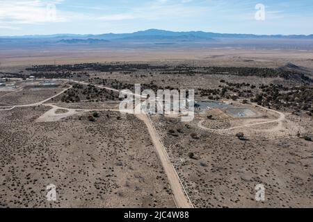 Un pozzo di produzione geotermica per la centrale elettrica geotermica Blundell vicino a Milford, Utah. Questo pozzetto fornisce vapore a 400 gradi e acqua calda dal profondo Foto Stock