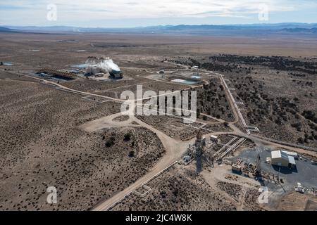 Un pozzo di produzione geotermica e la centrale elettrica geotermica Blundell vicino a Milford, Utah. Questo pozzetto fornisce vapore a 400 gradi e acqua calda dal profondo Foto Stock