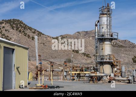 Un pozzo di produzione geotermica per la centrale elettrica geotermica Blundell vicino a Milford, Utah. Questo pozzetto fornisce vapore a 400 gradi e acqua calda dal profondo Foto Stock