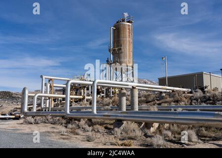 Un serbatoio di pompaggio sulla linea di ritorno del pozzetto di iniezione presso la centrale elettrica geotermica Blundell vicino a Milford, Utah. L'acqua raffreddata viene pompata nuovamente nella Th Foto Stock