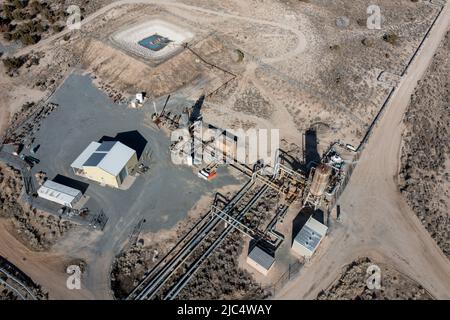 Vista aerea di un pozzo di produzione e tubazioni per un pozzo di iniezione di ritorno presso la centrale elettrica geotermica di Blundell vicino a Milford, Utah. Foto Stock