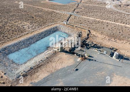 Un pozzo di produzione geotermica per la centrale elettrica geotermica Blundell vicino a Milford, Utah. Questo pozzetto fornisce vapore a 400 gradi e acqua calda dal profondo Foto Stock