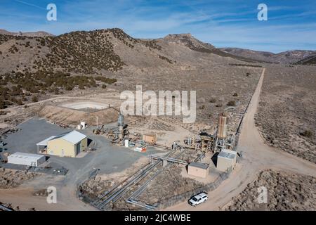 Vista aerea di un pozzo di produzione e tubazioni per un pozzo di iniezione di ritorno presso la centrale elettrica geotermica di Blundell vicino a Milford, Utah. Foto Stock
