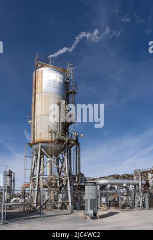 Un serbatoio di pompaggio sulla linea di ritorno del pozzetto di iniezione presso la centrale elettrica geotermica Blundell vicino a Milford, Utah. L'acqua raffreddata viene pompata nuovamente nella Th Foto Stock