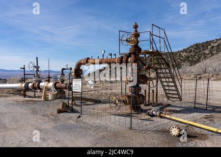 La testa di pozzo di un pozzo di iniezione geotermica che restituisce acqua raffreddata da un impianto geotermico. Centrale geotermica Blundell nei pressi di Milford, Utah. Foto Stock