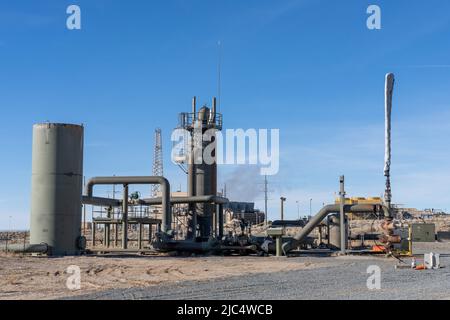 Un pozzo di produzione geotermica per la centrale elettrica geotermica Blundell vicino a Milford, Utah. Questo pozzetto fornisce vapore a 400 gradi e acqua calda dal profondo Foto Stock