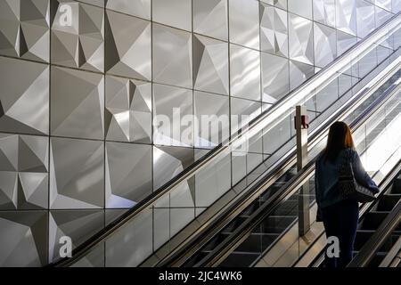 Linea Wehrhahn: Una donna lascia la stazione della metropolitana Heinrich-Heine-Allee tramite una scala mobile, Düsseldorf, Renania settentrionale-Vestfalia, Germania, 24.5.22 Foto Stock