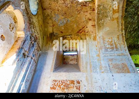 Interno di un antico tempio in rovina. Vista dal basso verso l'alto. Foto Stock