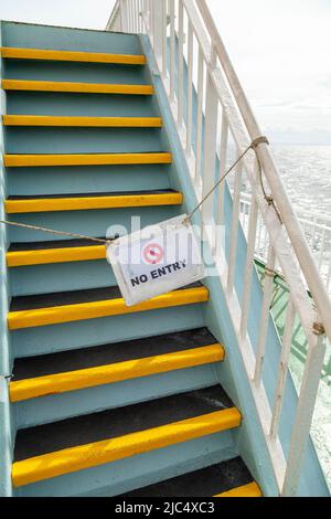 Nessun cartello d'ingresso attraverso ripide scale nere e gialle su un traghetto calmac per Arran Foto Stock