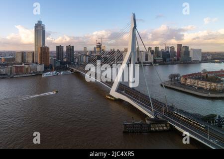 Vista dello skyline di Rotterdam nei Paesi Bassi e del ponte Erasmus Foto Stock