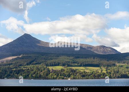 Il corbett Goatfell sull'isola di Arran visto dal traghetto che lascia Brodick Harbour, Scozia Foto Stock