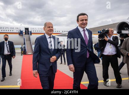 Pristina, Kosovo. 10th giugno 2022. Il cancelliere tedesco OLAF Scholz (SPD), è ricevuto all'aeroporto da Albin Kurti, primo ministro del Kosovo. Il primo giorno del suo viaggio nei Balcani, Scholz visiterà la Serbia, il Kosovo e la Grecia. Proseguirà poi verso la Macedonia settentrionale e la Bulgaria. Il viaggio si concentrerà sulle prospettive di adesione all'UE per sei paesi dei Balcani occidentali. Credit: Michael Kappeler/dpa/Alamy Live News Foto Stock