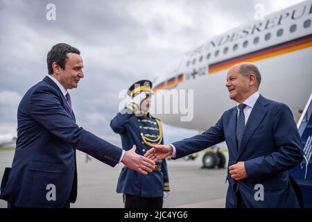 Pristina, Kosovo. 10th giugno 2022. Il cancelliere tedesco OLAF Scholz (SPD) è accolto all'aeroporto da Albin Kurti, primo ministro del Kosovo. Il primo giorno del suo viaggio nei Balcani, Scholz visiterà la Serbia, il Kosovo e la Grecia. Proseguirà poi verso la Macedonia settentrionale e la Bulgaria. Il viaggio si concentrerà sulle prospettive di adesione all'UE per sei paesi dei Balcani occidentali. Credit: Michael Kappeler/dpa/Alamy Live News Foto Stock