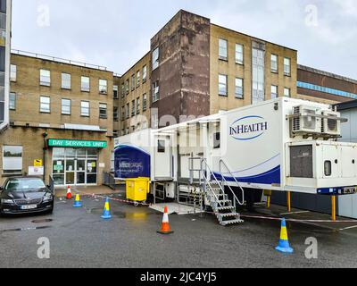 LETTERKENNY, CONTEA DI DONEGAL, IRLANDA - GIUGNO 09 2022 : il Letterkenny University Hospital è uno dei più trafficati del paese. Foto Stock