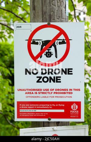 Un cartello NO Drone zone vicino al Royal Getaway of Balmoral Castle, Scozia Foto Stock