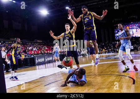 Edmonton, Canada. 08th giugno 2022. 2 Jamahl Jones di Edmonton (guardia), 14 Brody Clarke (avanti) 24 Ashley Hamilton di Montreal (avanti), 6 Peter Adika-McNeilly di Edmonton (avanti) visto in azione durante la Canadian Elite Basketball League tra Edmonton Stingers e Montreal Alliance all'Edmonton Expo Center. (Punteggio finale; Edmonton Stingers 85-72 Montreal Alliance) (Photo by Ron Palmer/SOPA Images/Sipa USA) Credit: Sipa USA/Alamy Live News Foto Stock