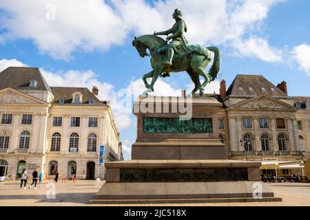 La statua equestre di Giovanna d'Arco a Place du Martroi è un monumento in bronzo realizzato da Denis Foyatier nel 1855. Orleans, Centre-Val de Loire regione di Foto Stock