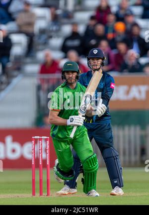 Colin Ackermann batte per Leicestershire Foxes in una partita di Blast T20 contro Derbyshire Falcons, guardato dal custode Brooke Guest Foto Stock