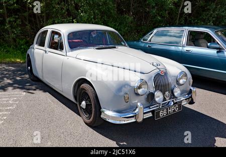 Vista frontale a tre quarti di un veicolo Jaguar Mark 1 grigio, 1958, in mostra al Deal Classic Car Show 2022 Foto Stock