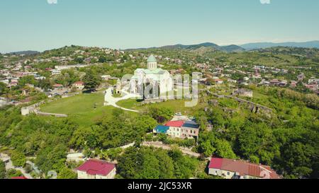 Veduta aerea della città di Kutaisi, del fiume Rioni e della cattedrale di Bagrati, della regione di Imereti, della Georgia. Foto di alta qualità Foto Stock