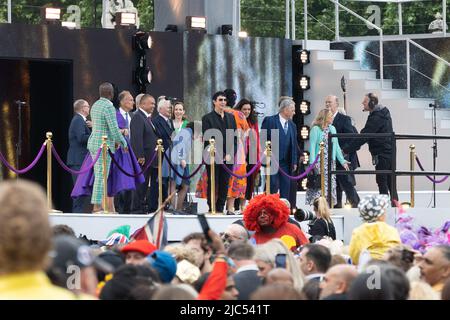 5th Giugno 2022 - le celebrità britanniche si allineano sul palco al Queen Elizabeth's Platinum Jubilee Pageant sul Mall di Londra, Regno Unito Foto Stock