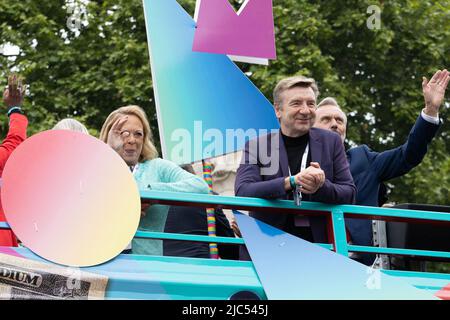 5th Giugno 2022 - Jane Torvill e Christopher Dean viaggiano in autobus scoperto lungo il Mall di Londra durante il Platinum Jubilee Pageant della Regina Elisabetta Foto Stock