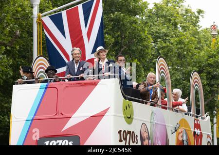 5th Giugno 2022 - Lorraine Chase e Patrick Mower viaggiano lungo il Mall in autobus a tema durante il Platinum Jubilee Pageant della Regina Elisabetta a Londra, Regno Unito Foto Stock