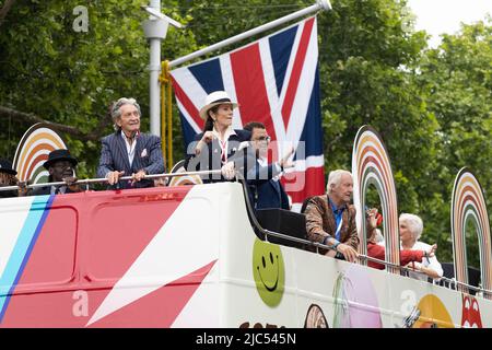 5th Giugno 2022 - Lorraine Chase e Patrick Mower viaggiano lungo il Mall in autobus a tema durante il Platinum Jubilee Pageant della Regina Elisabetta a Londra, Regno Unito Foto Stock