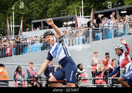 5th giugno 2022 - Sir Chris Hoy e Kadeena Cox percorrono il Mall di Londra durante il Platinum Jubilee Pageant della Regina Elisabetta Foto Stock